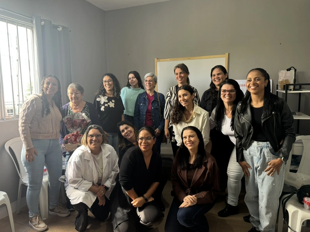 Grupo de mulheres reunido no Espaço Educative para a celebração do Dia das Mulheres.