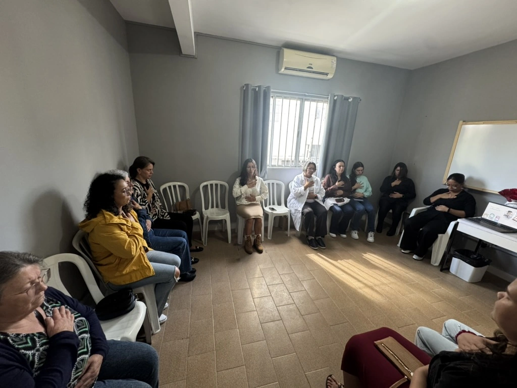 Participantes sentadas em círculo durante uma atividade do encontro.